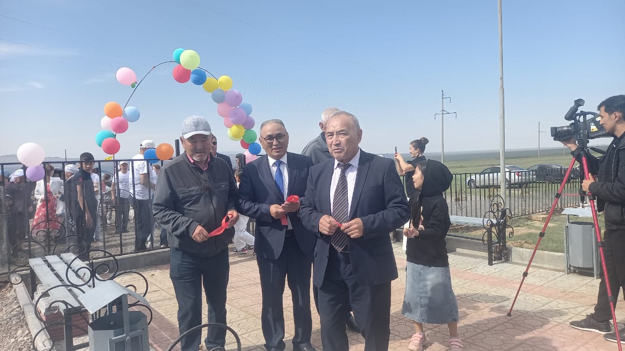 1986  жылғы туған  азаматтар Жылысай ауылына  жиырма жылдық  кездесуге  келіп,  ауыл тұрғындарына саябақ жасап, ашылуын өткізді!