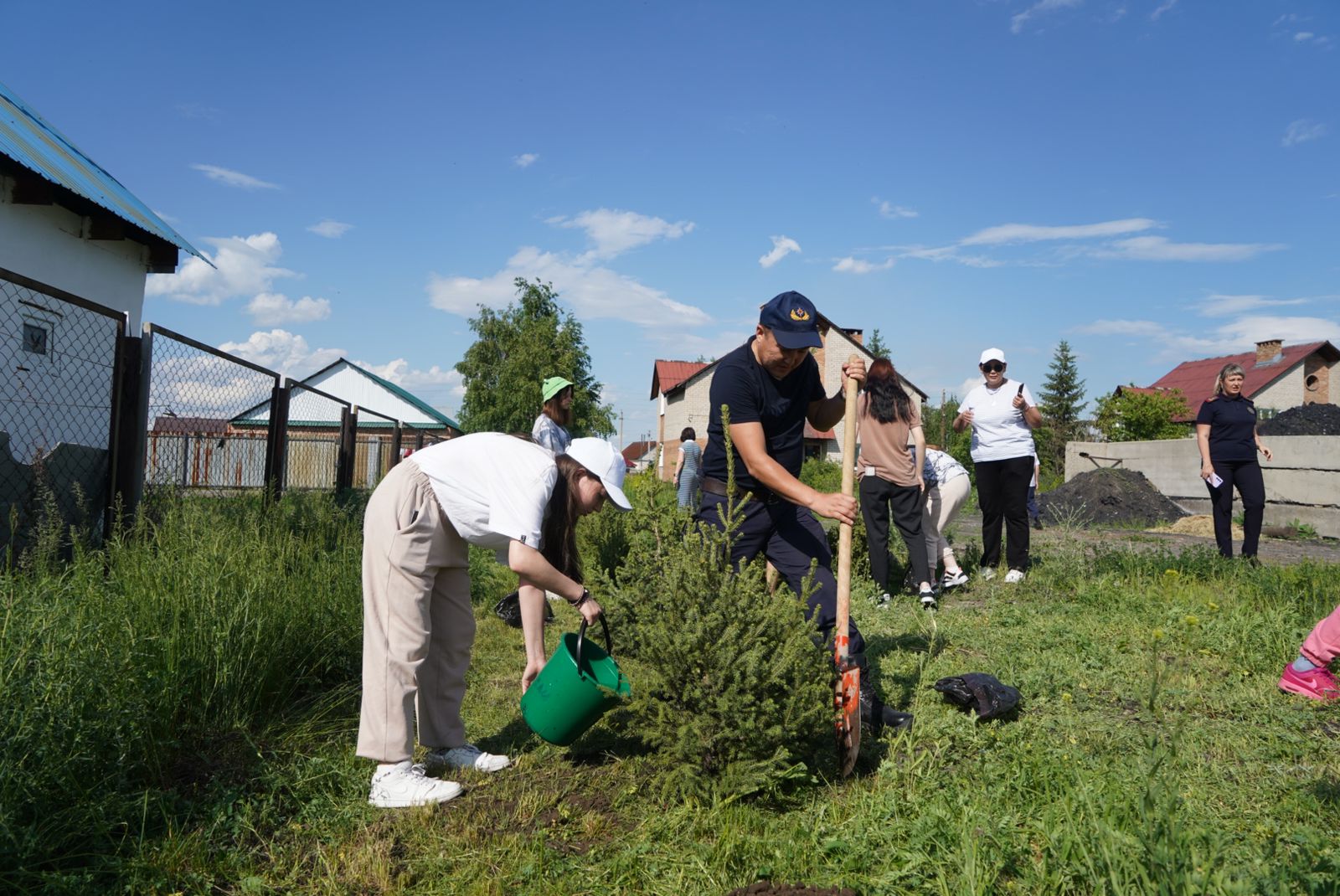 Спасатели ДЧС ВКО посадили аллею в детском доме