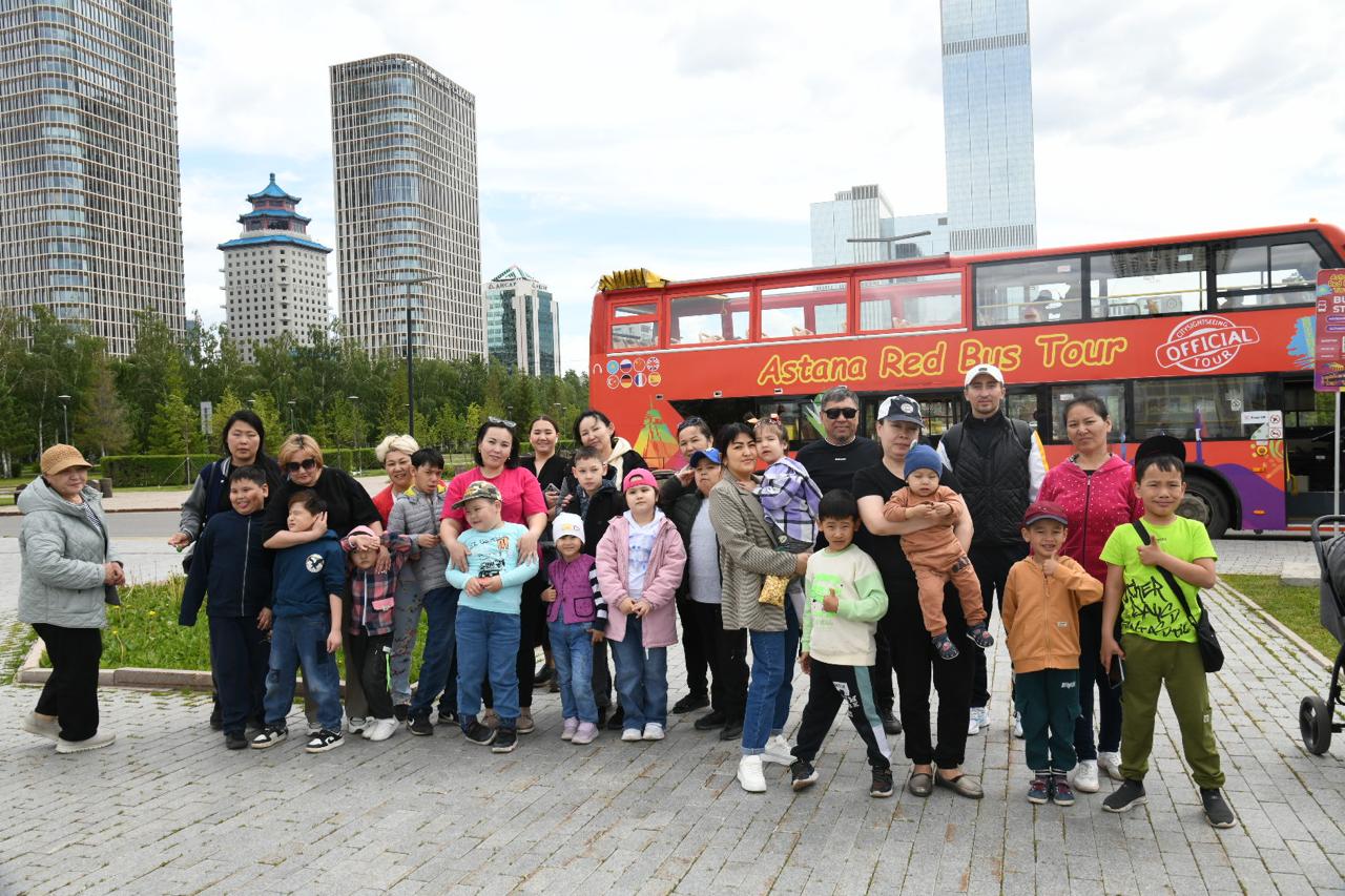 Астананы ерекше балалар қосқабатты туристік автобуспен аралады