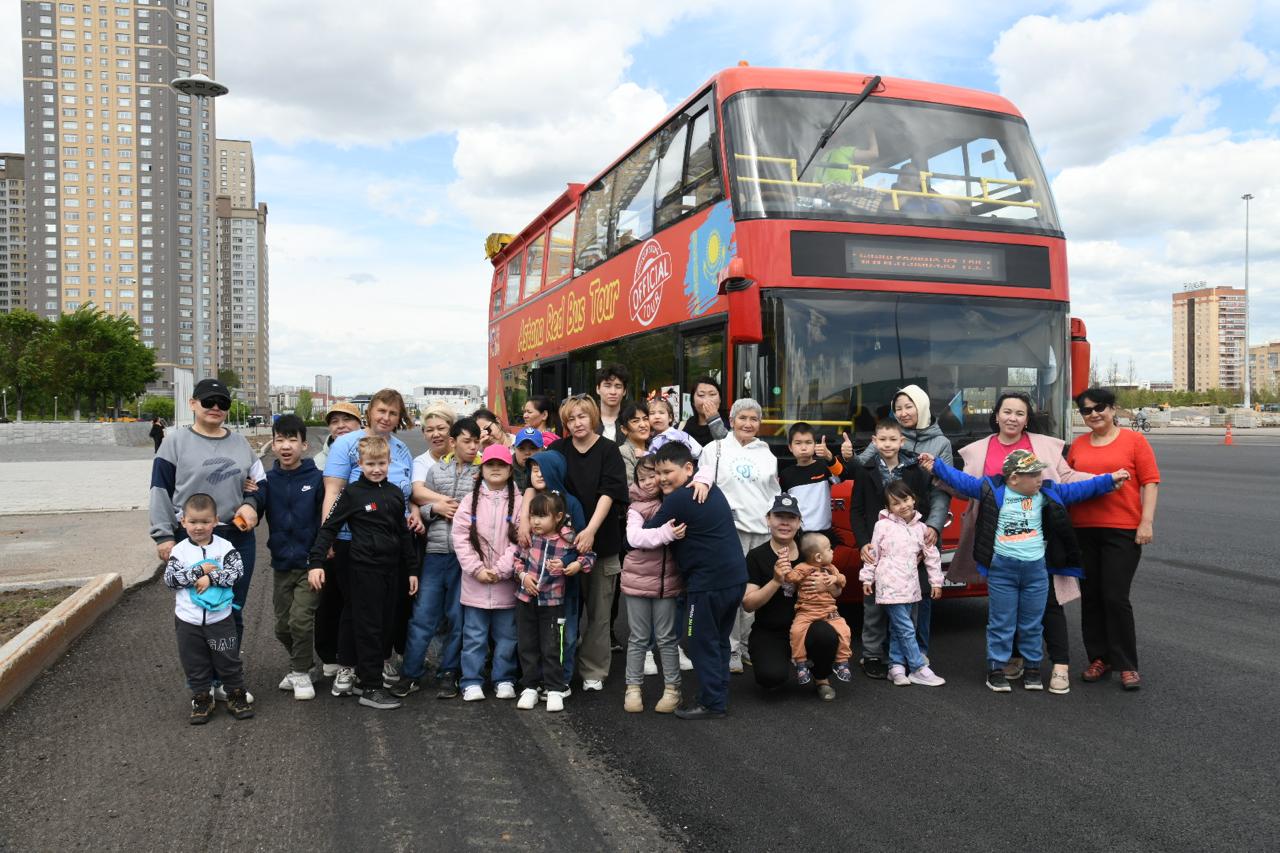 Для особенных детей организовали экскурсию на двухъярусном туристическом автобусе в Астане