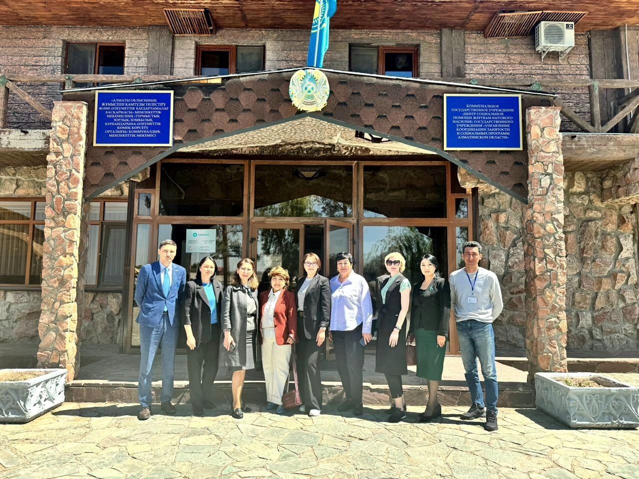 Жулдызай Искакова и члены партии «Аманат» посетили Центр помощи жертвам бытового насилия в Алматы в рамках работы Национальной комиссии