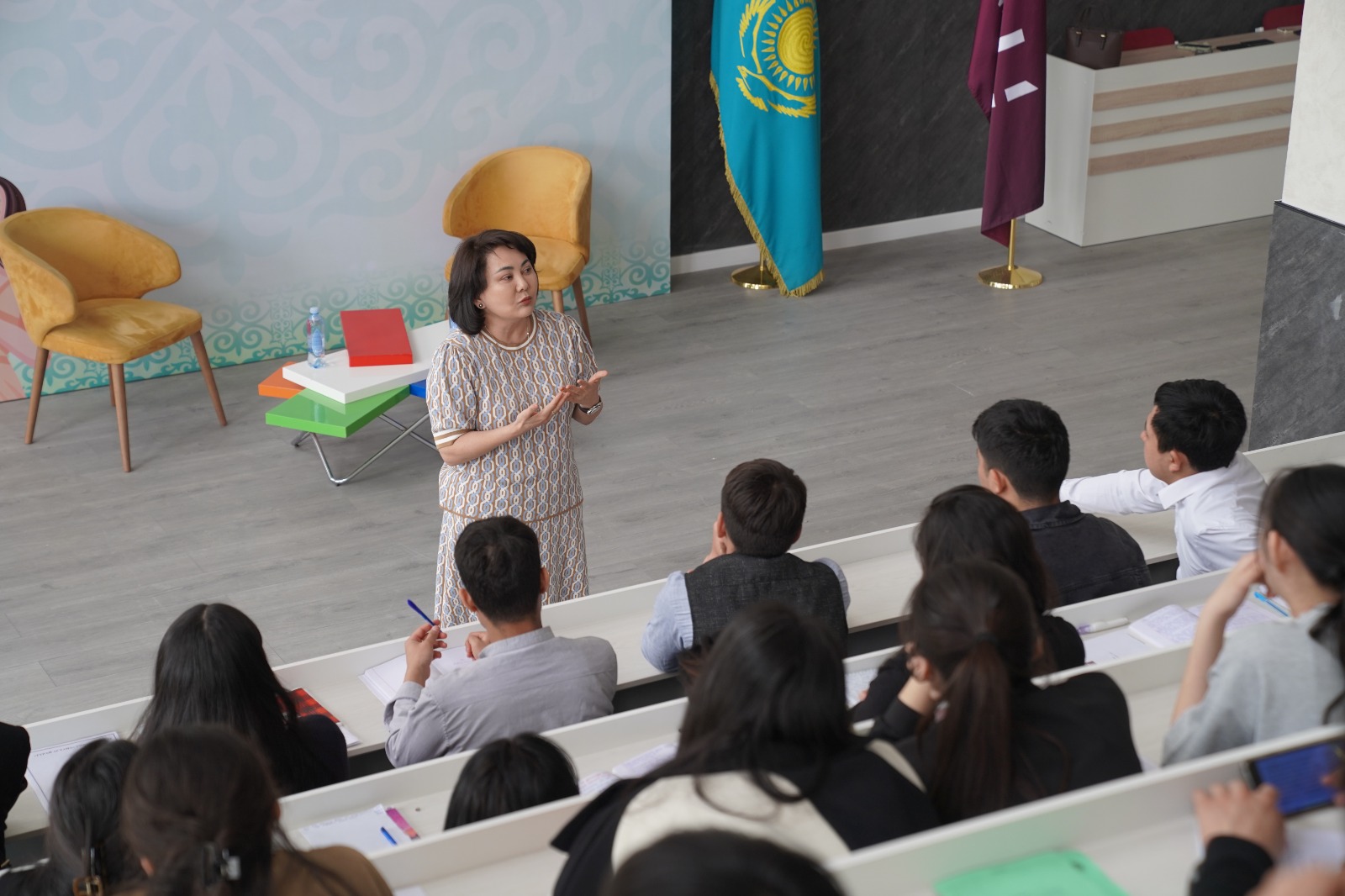 Элли Баггетт хатшы эротикасын модельдейді Онлайн порно түтік кастинг санатын қараңыз