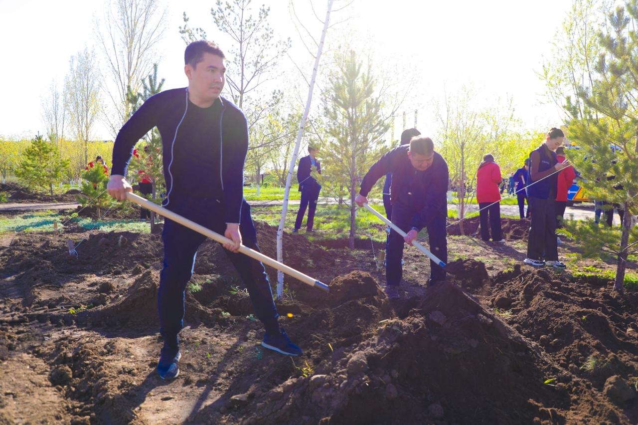 Депутаты маслихата посадили деревья на территории социального центра в Астане