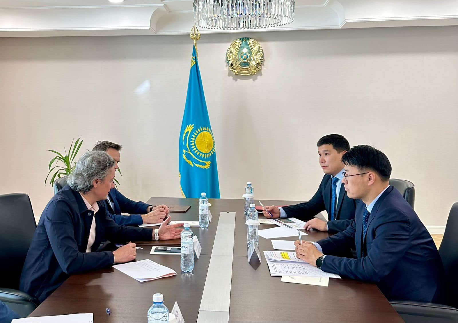 ТУРКЕСТАН: РУКОВОДИТЕЛЬ АППАРАТА ВСТРЕТИЛСЯ С ПРЕДСТАВИТЕЛЯМИ КОМПАНИИ BEELINE