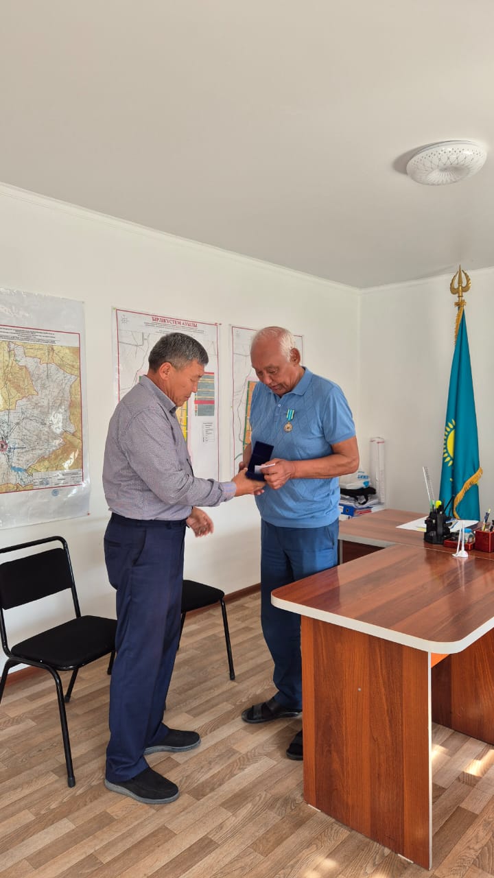 Исаев Қанат Сүлейменұлы және Қайранбаева Жеңіскүл Смайылқызын ұлағатты ұстаздарды «Шу ауданына сіңірген еңбегі үшін» төсбелгісімен марапаттау