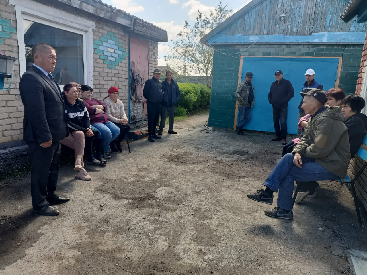 Ждановка ауылдық округіне қарасты Ждановка ауылында 2026 жылғы 24 сәуірде мал жаюды ұйымдастыру және елді мекенді абаттандыру мәселелері бойынша тұрғындармен кездесу өткізілді.