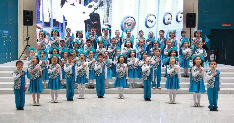 Дети запустили челлендж «Әнұраным – айбыным» в Астане
