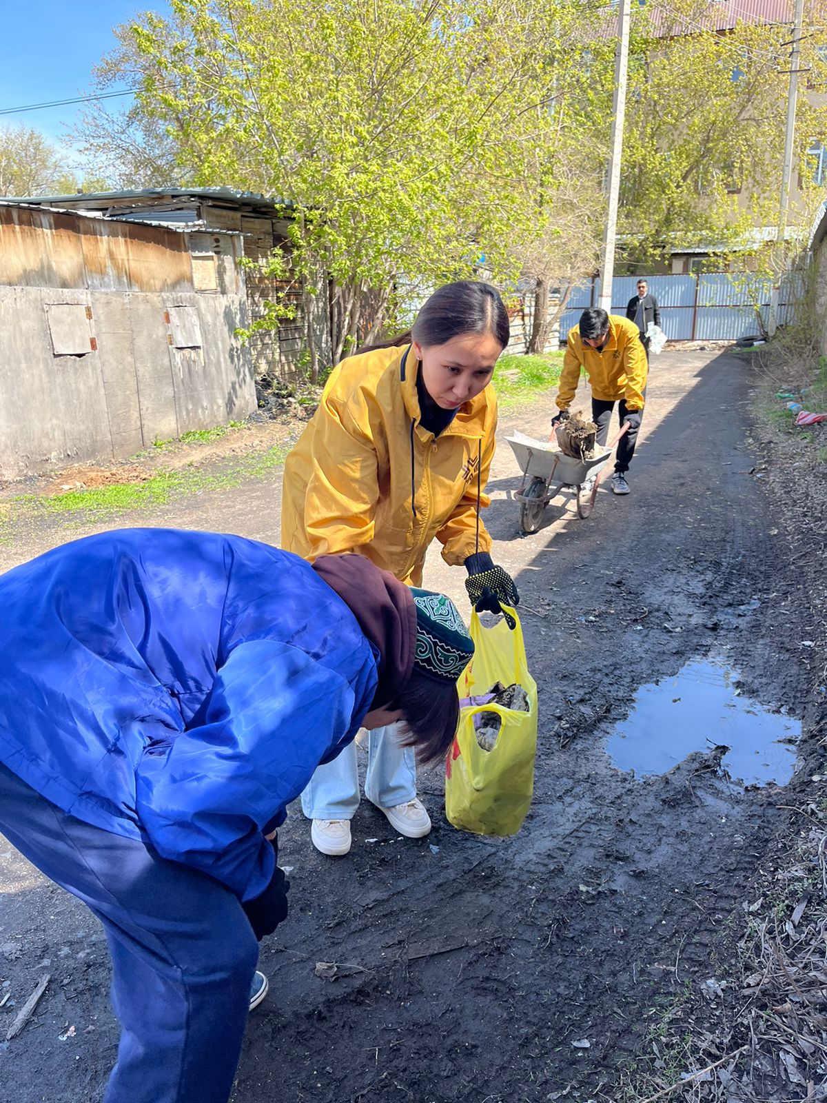 Волонтеры сделали уборку во дворе труженика тыла