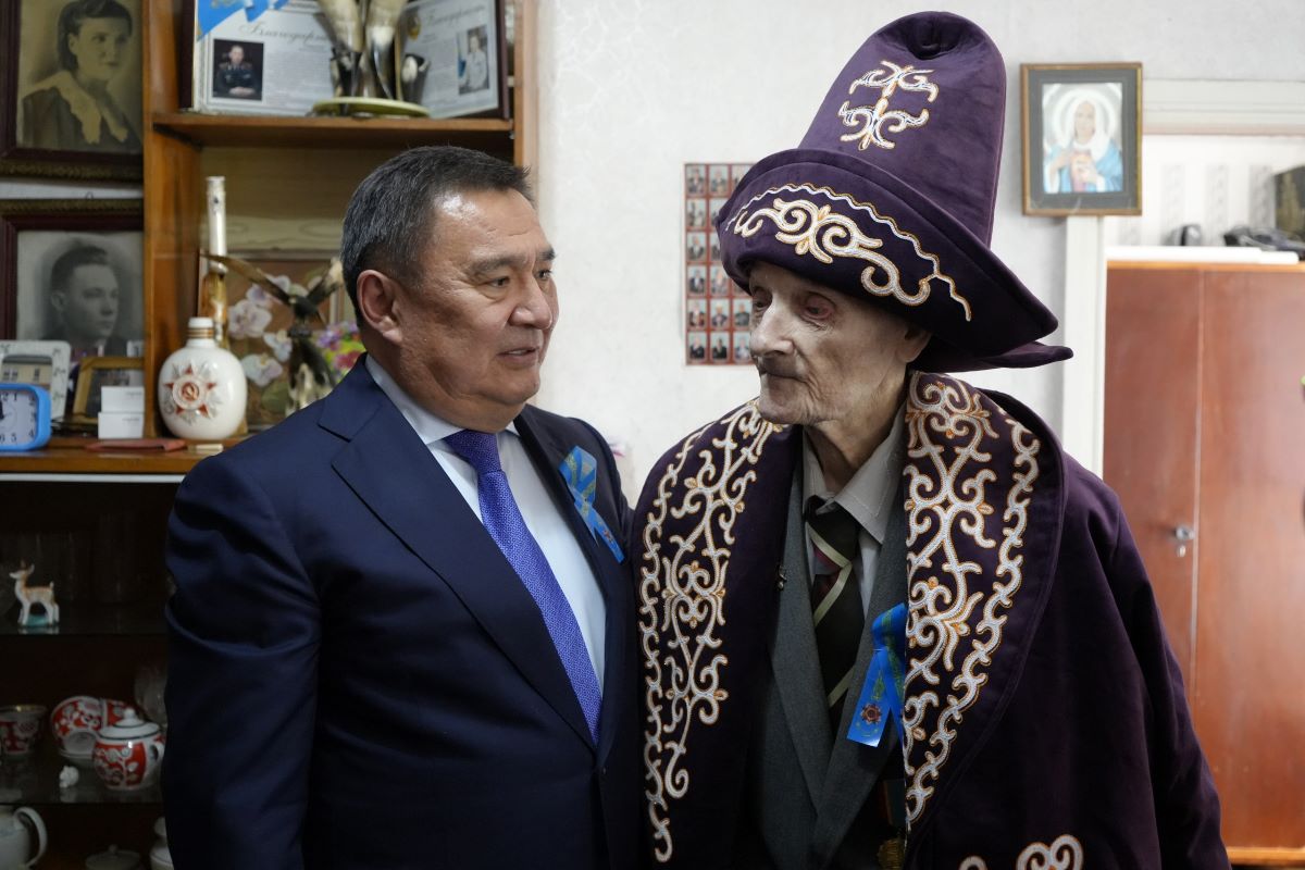 Облыс әкімі Көкшетаудағы соғыс ардагерін Жеңіс күнімен құттықтады