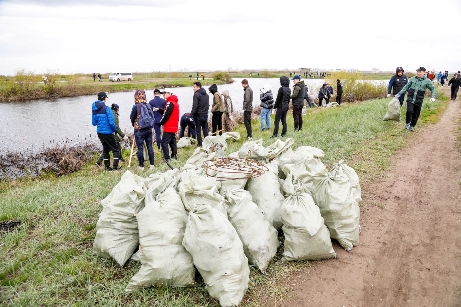 Астанада чемпиондар мен өнер майталмандары Қарасу өзенінің айналасын қоқыстан тазартты