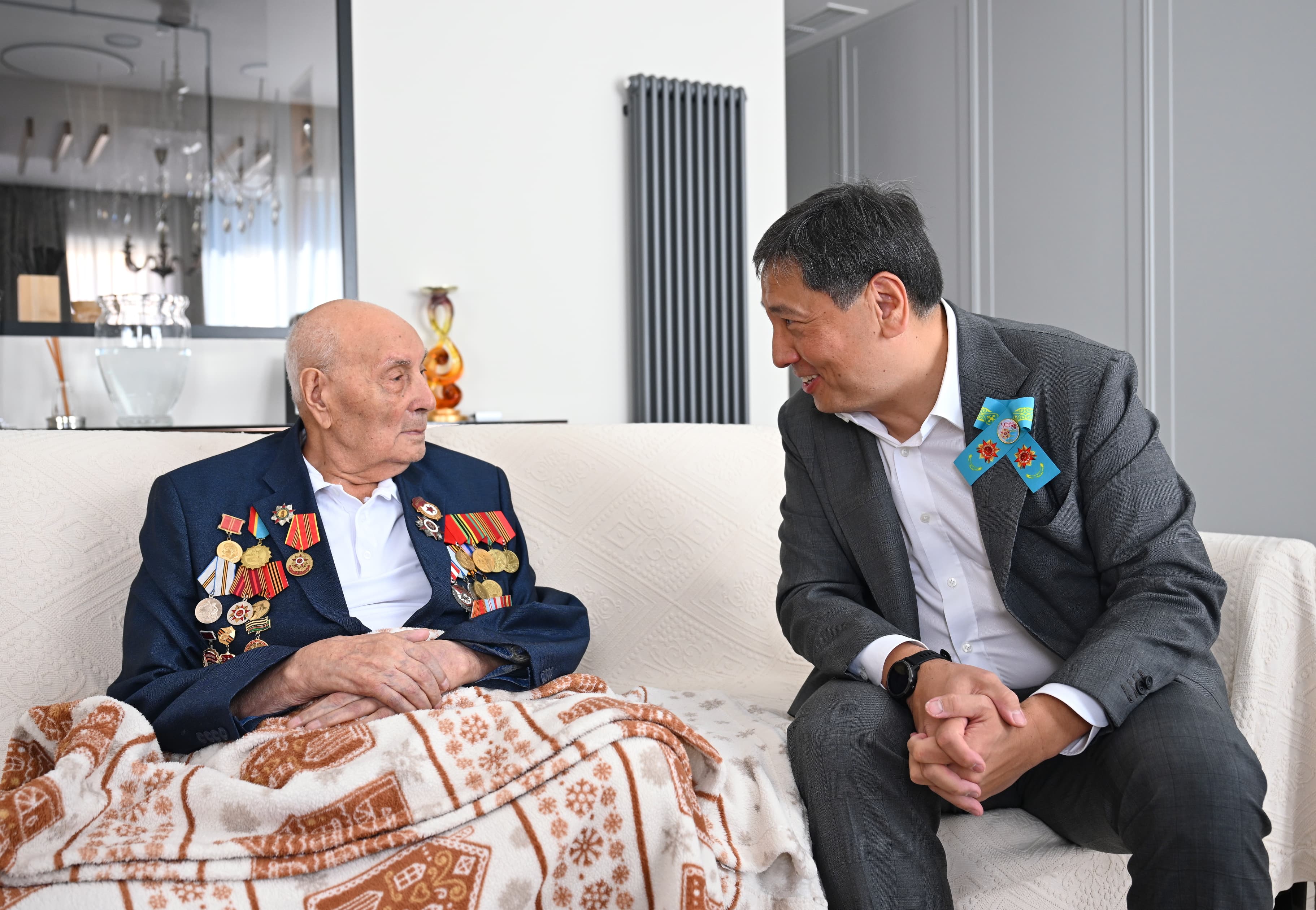 Ерболат Досаев Жеңіс күні қарсаңында ардагерлерге барды