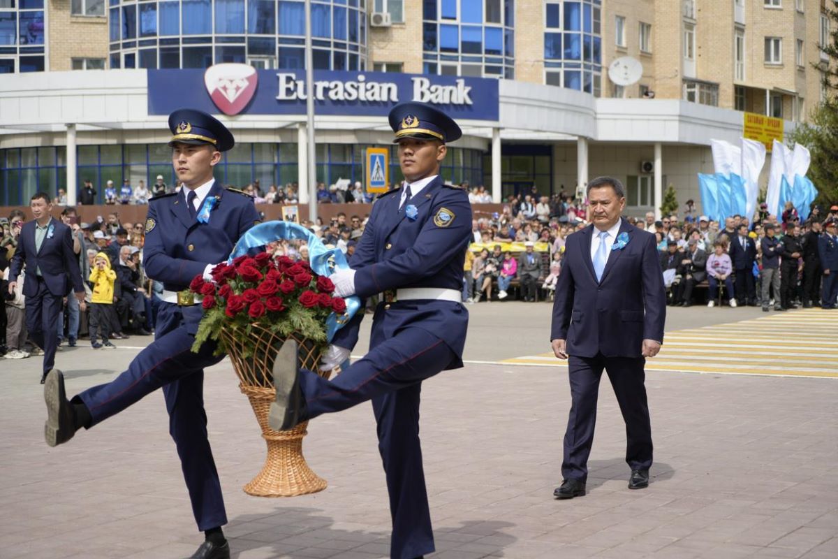 Ақмола облысының әкімі Даңқ мемориалына гүл шоғын қойды