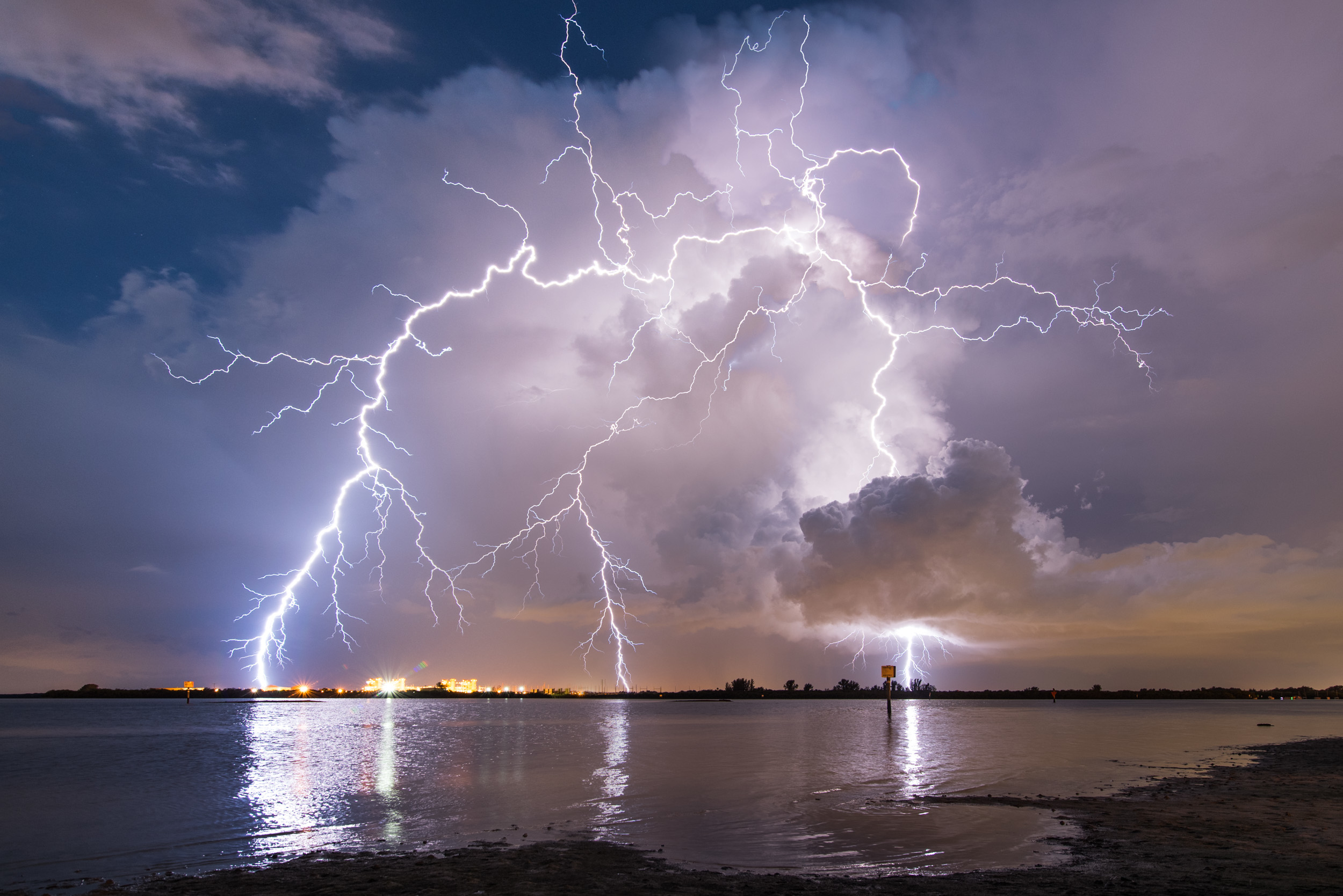 Штормовое предупреждение: 13 июня в Алматы ожидается ГРОЗА, ВЕТЕР