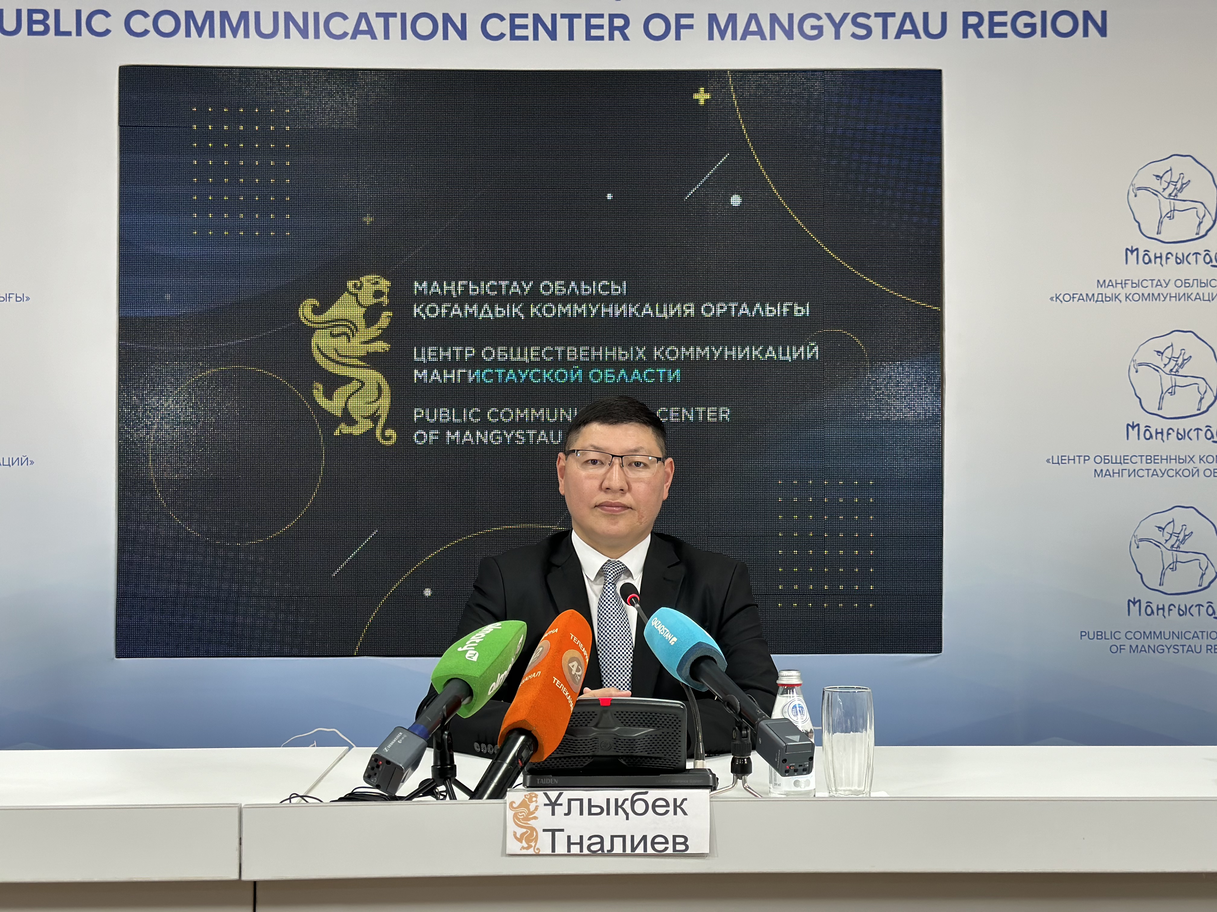 Қыз жастықшаны жасырын камераға ауыстырды.