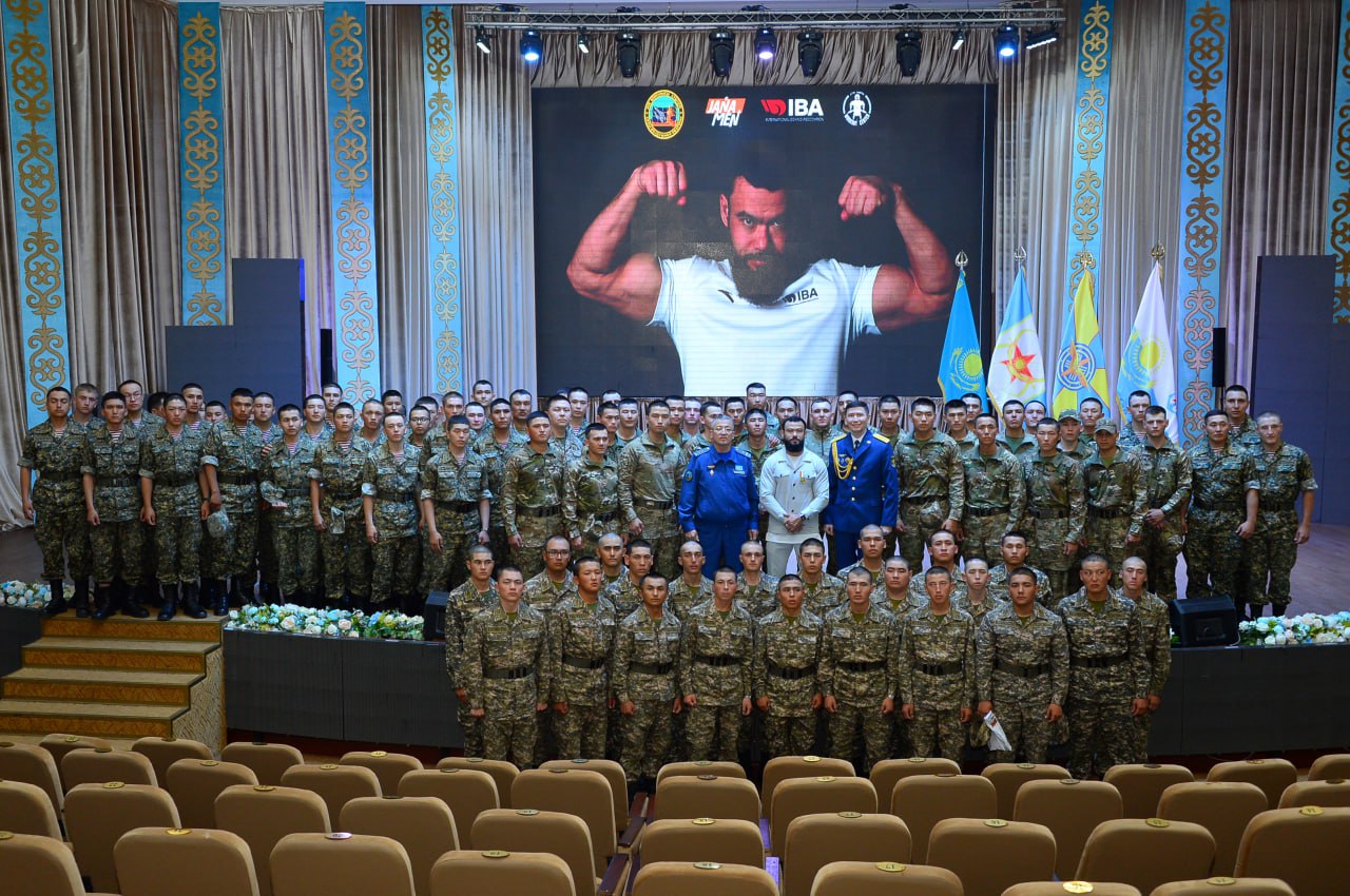 Рекордсмен және Jana Men жобасының негізін қалаушы  Ақмола гарнизонының әскери қызметшілерімен кездесті