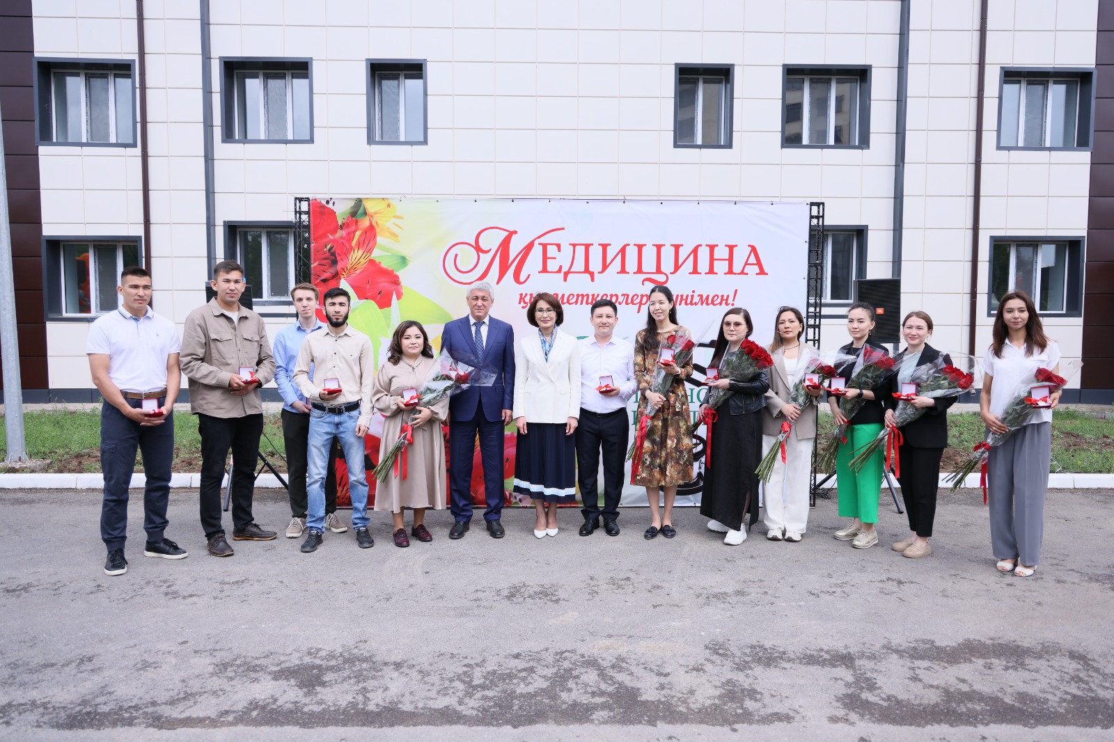 ҚАРАҒАНДЫДА 94 ЖАС ДӘРІГЕР ПӘТЕР КІЛТІН АЛДЫ