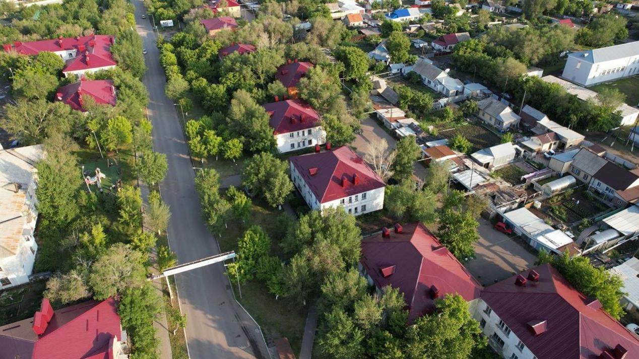 Кровли и фасады многоэтажных домов обновляют в Абае   
