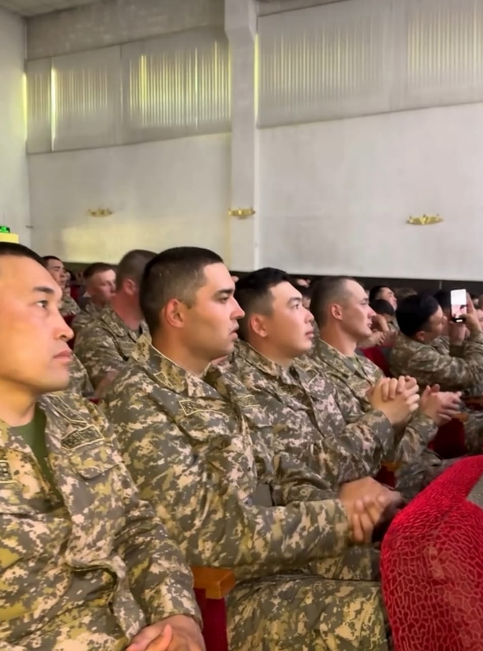 Стэтхэм мен Эми Смарттың кейіпкерлері арасындағы қоғамдық секс