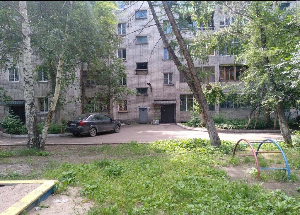 Оставленный без присмотра ребенок выпал из окна