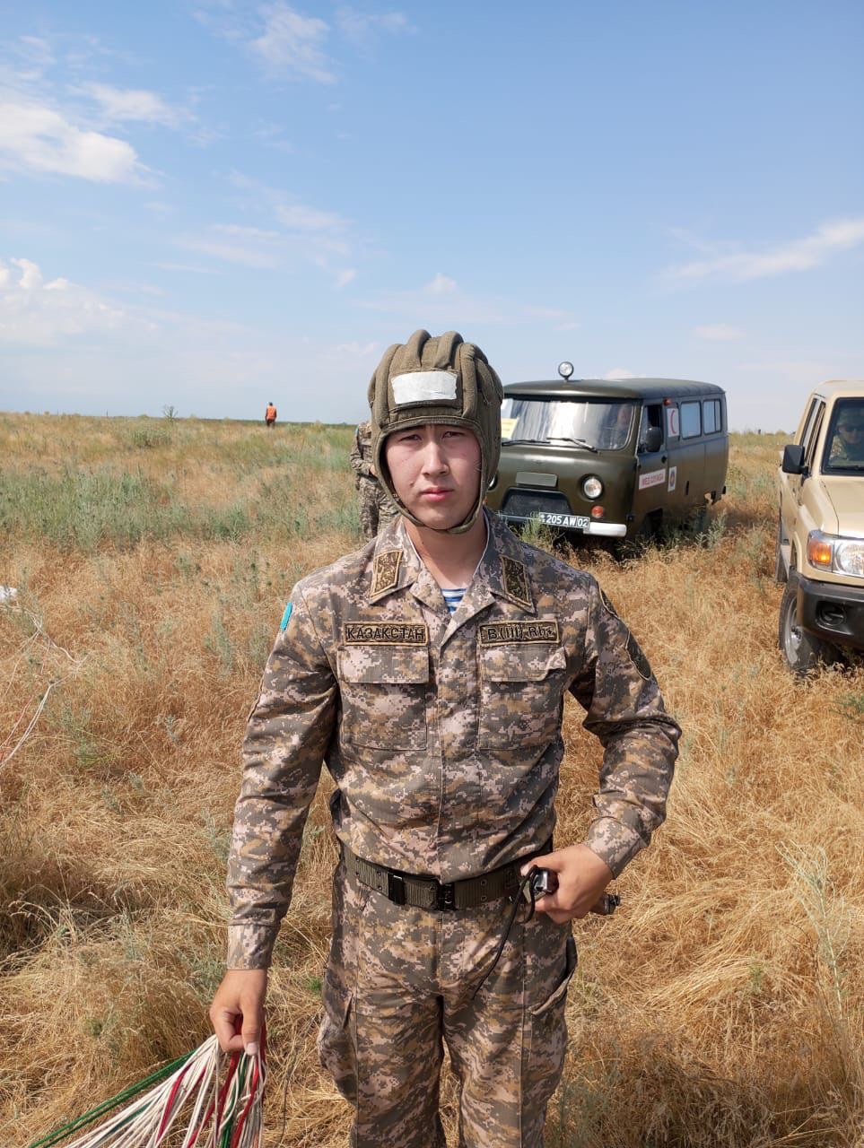 Солдат срочной службы проявил выучку во время прыжка с парашютом