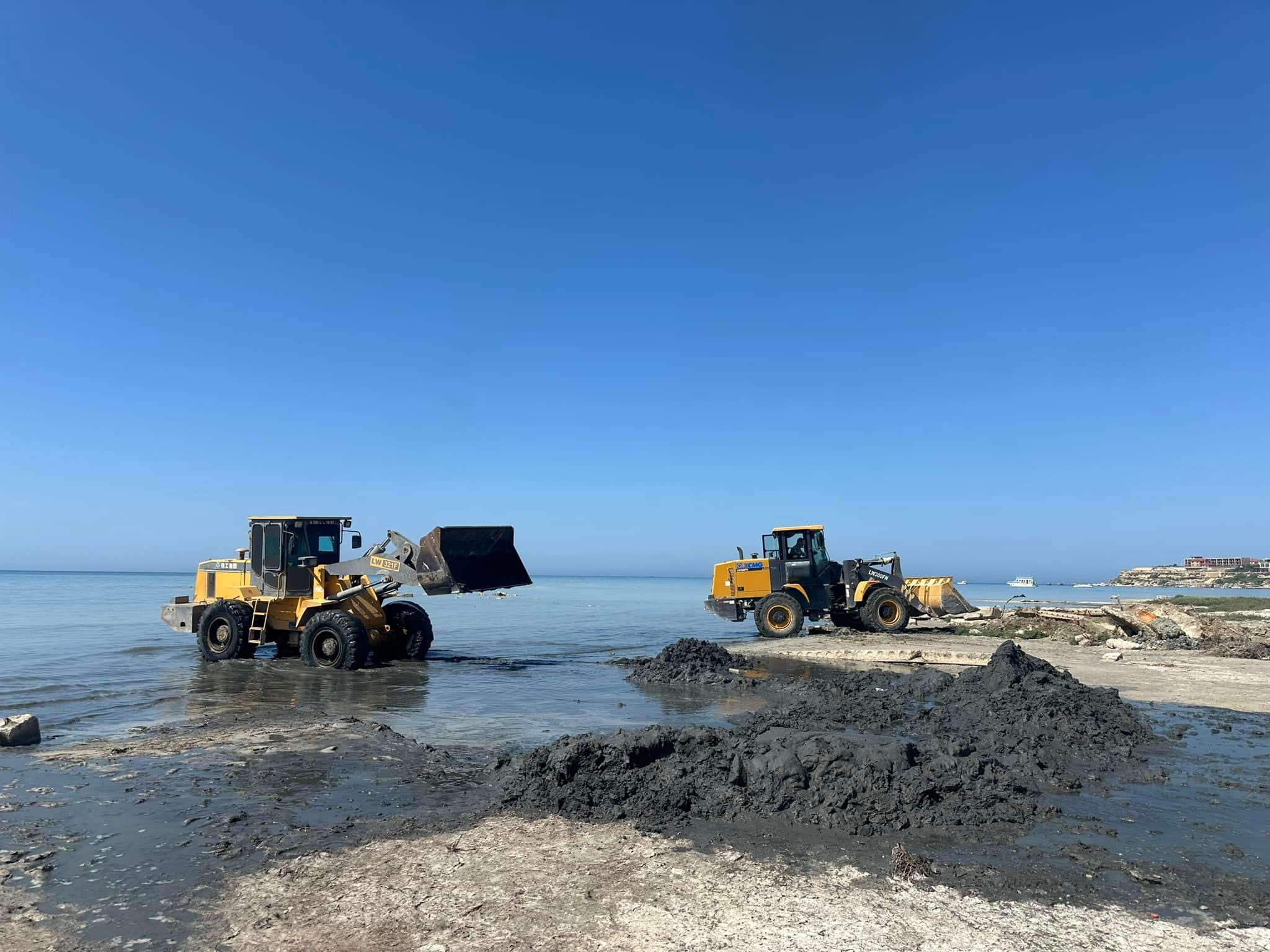 В Актау начаты работы по очистке морского побережья