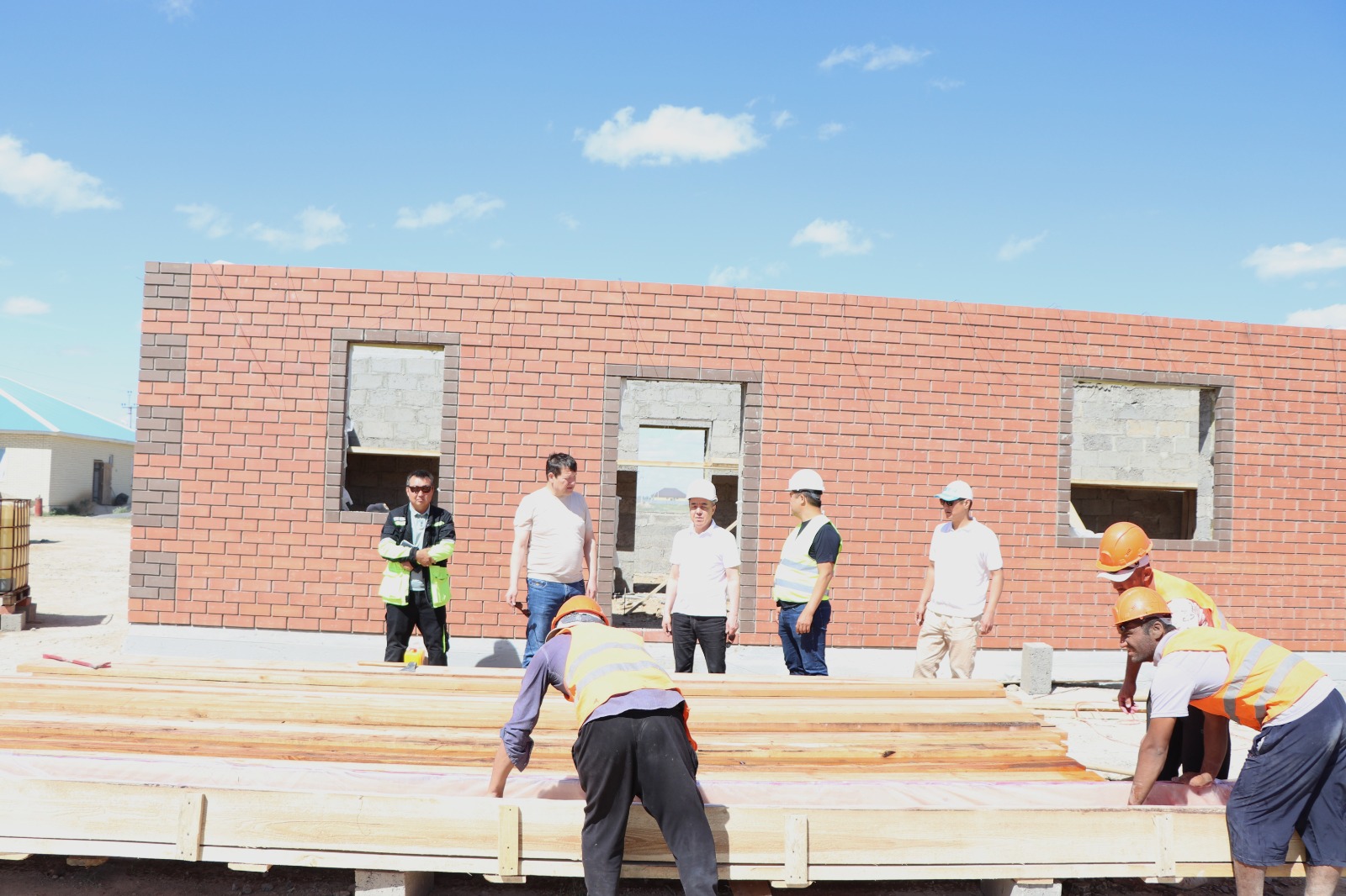 В Бурлинском районе Западно-Казахстанской области строят 60 домов для пострадавших от паводка