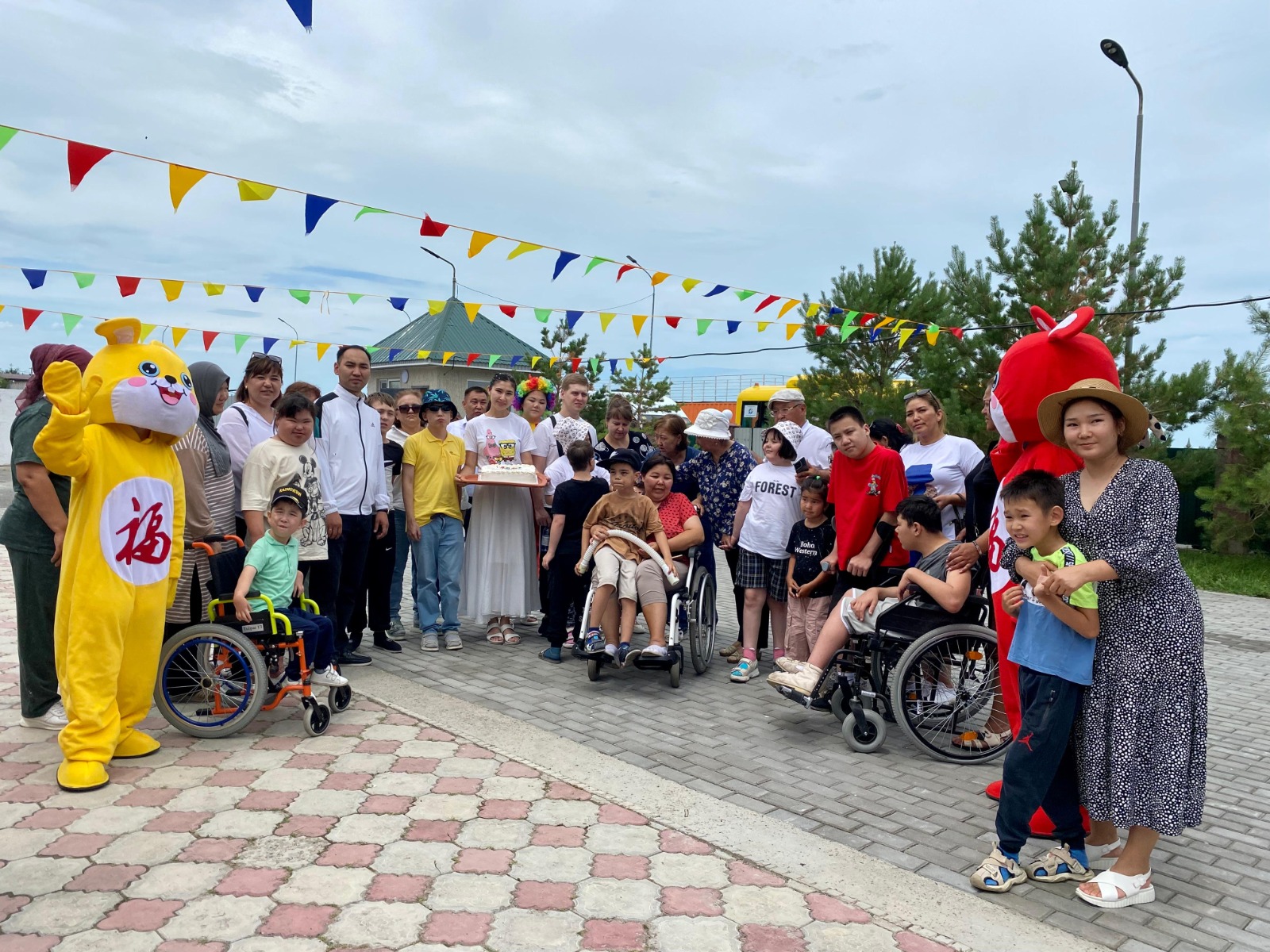 В области Жетысу в оздоровительном лагере для особенных детей, расположенном на побережье Алаколя, стартовал летний сезон. В этом году здесь на бесплатной основе отдохнут 160 детей с разных уголков региона.