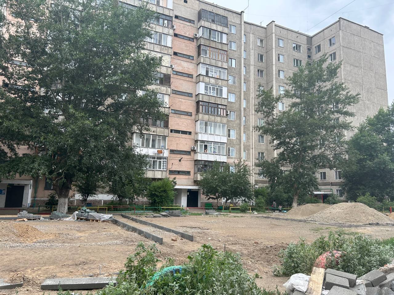 Аким города проверил качество выполняемых работ во дворах