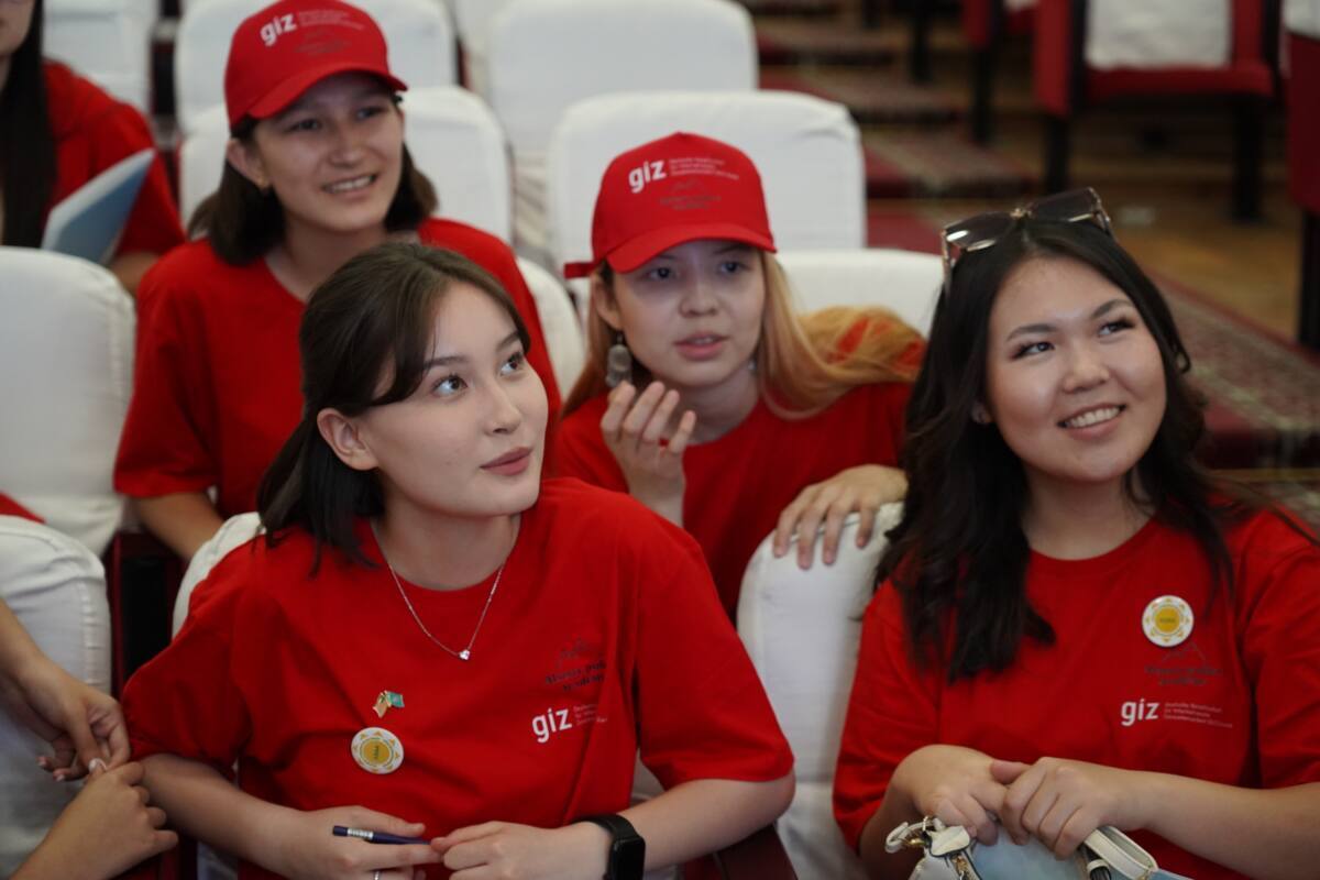 Один день в полиции провели школьники и студенты Шымкента