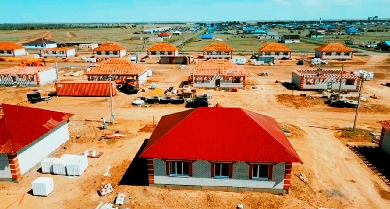 В Кобде строители возводят крыши на 61 доме