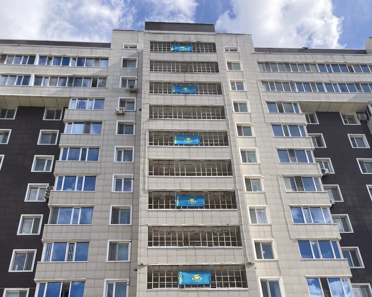Государственные флаги украсили дома на центральных улицах Астаны