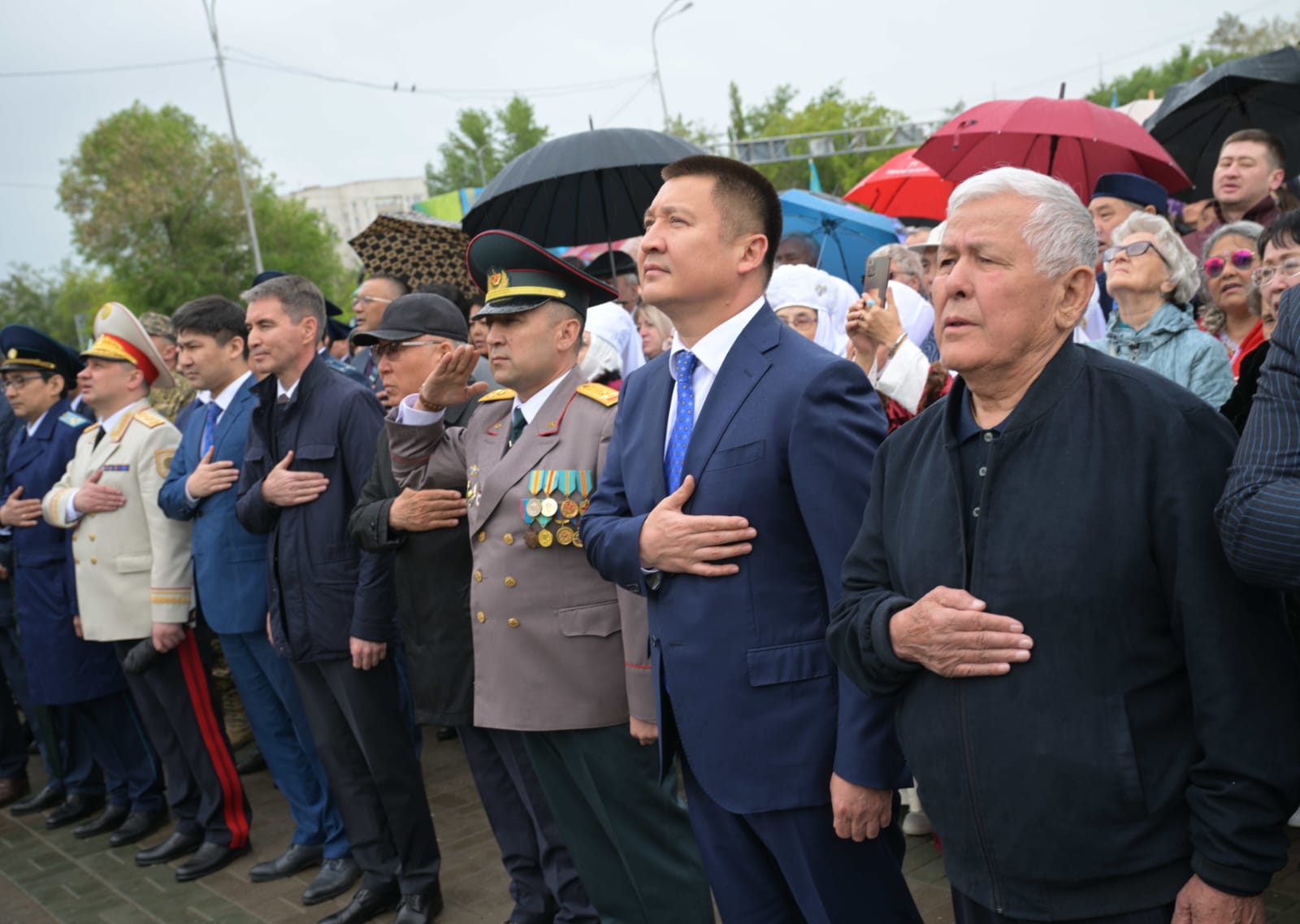 Государственный флаг торжественно подняли в Павлодаре