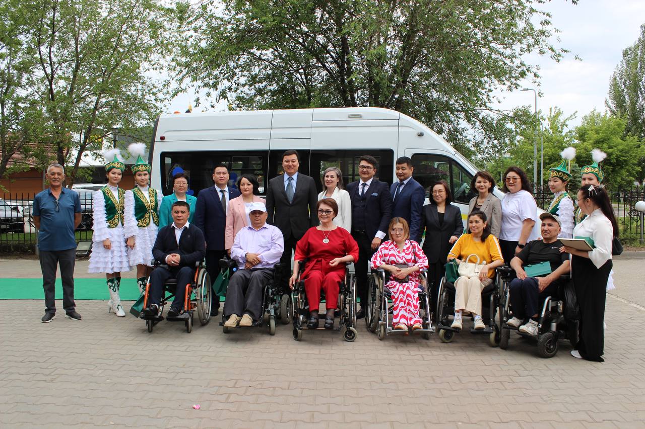 Союзу парализованных граждан Актобе Народный банк подарил инватакси