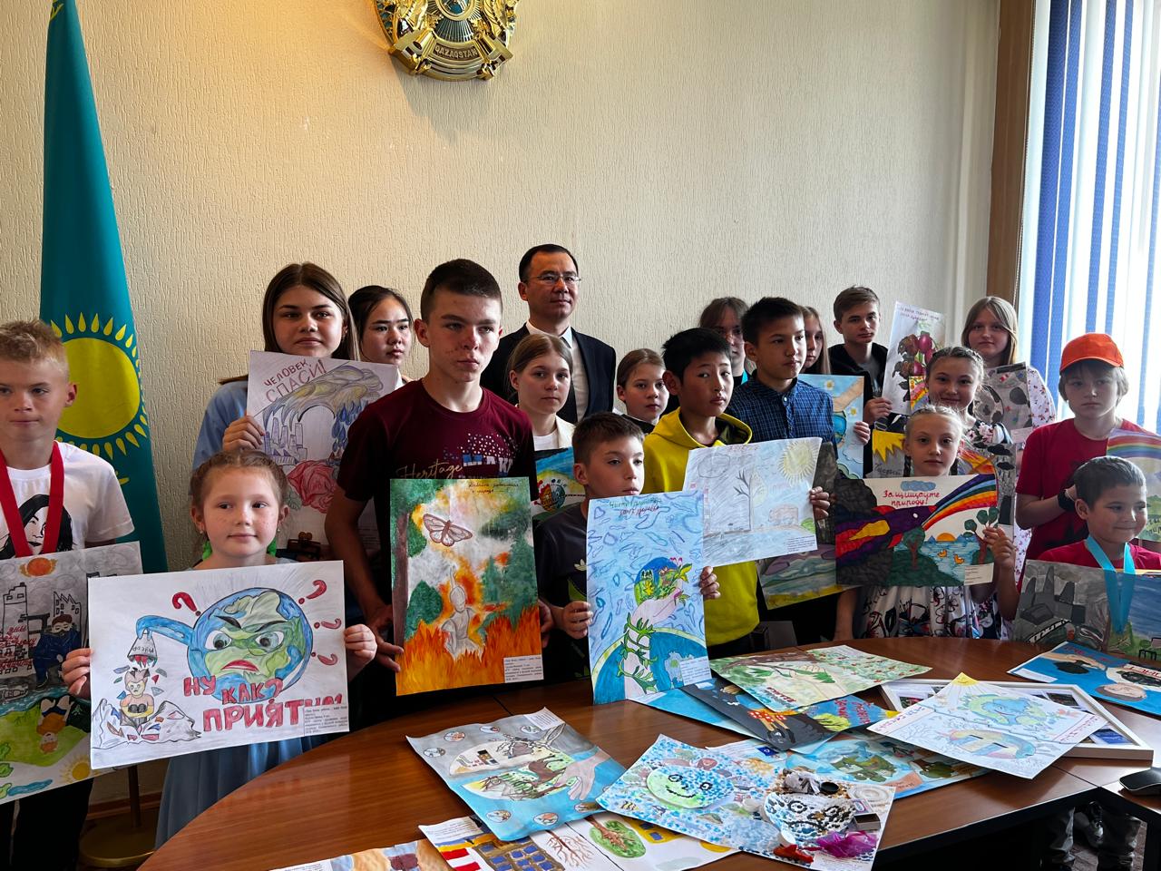 Әйелі жақын жерде ұйықтап жатқанда, күйеуі әйелінің досын трахает.