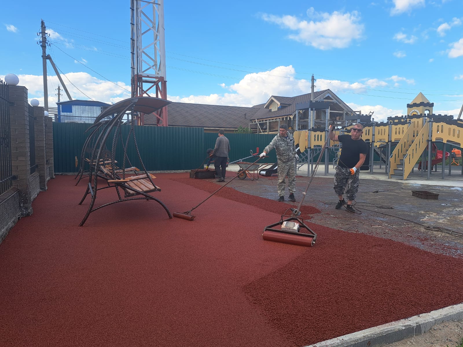 Укладка тартанового покрытия на детской игровой площадке