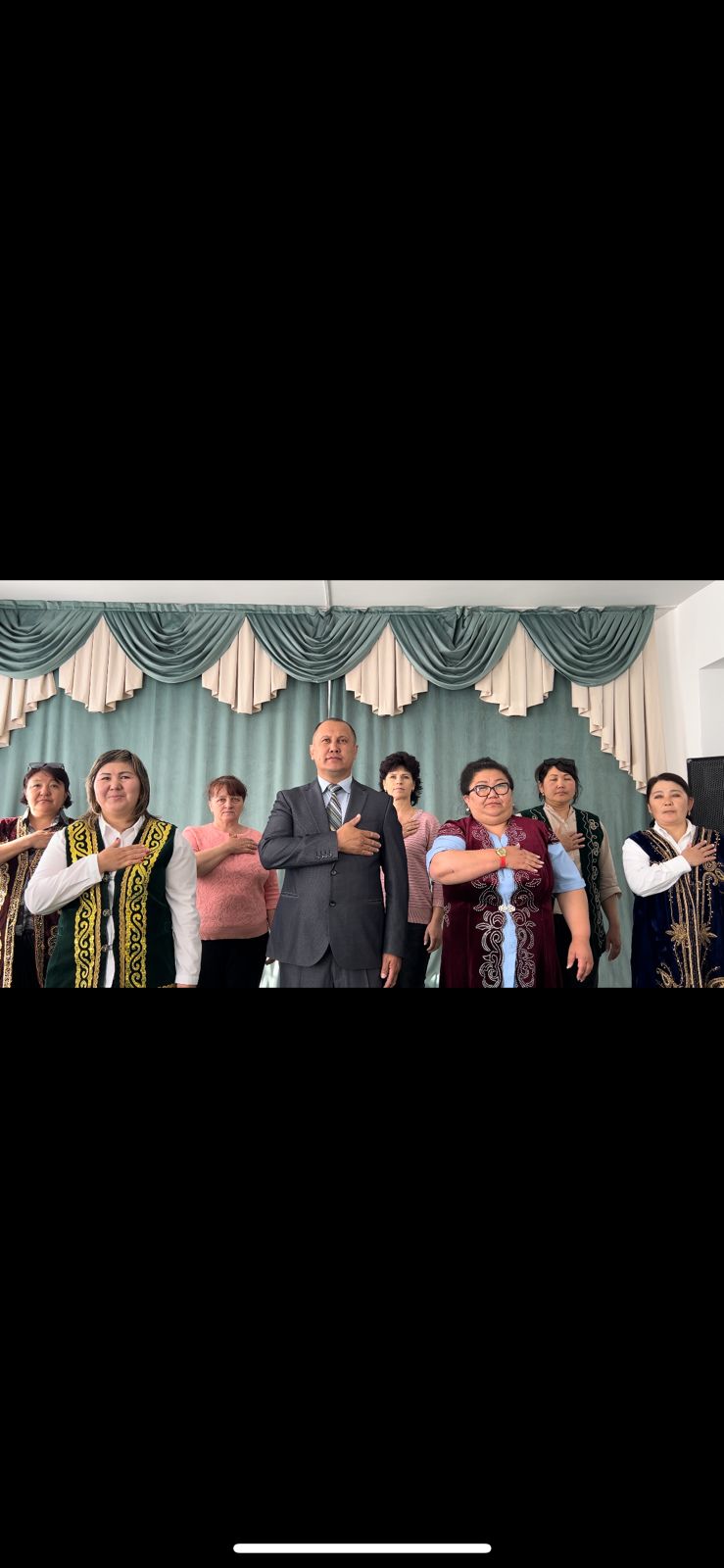 Работники и гослужащие ГУ “Аппарат акима Кызылжарского сельского округа “ учавствовали во флешмобе исполнение Государственного гимна Республики Казахстан посвященный ко дню государственных символов РК