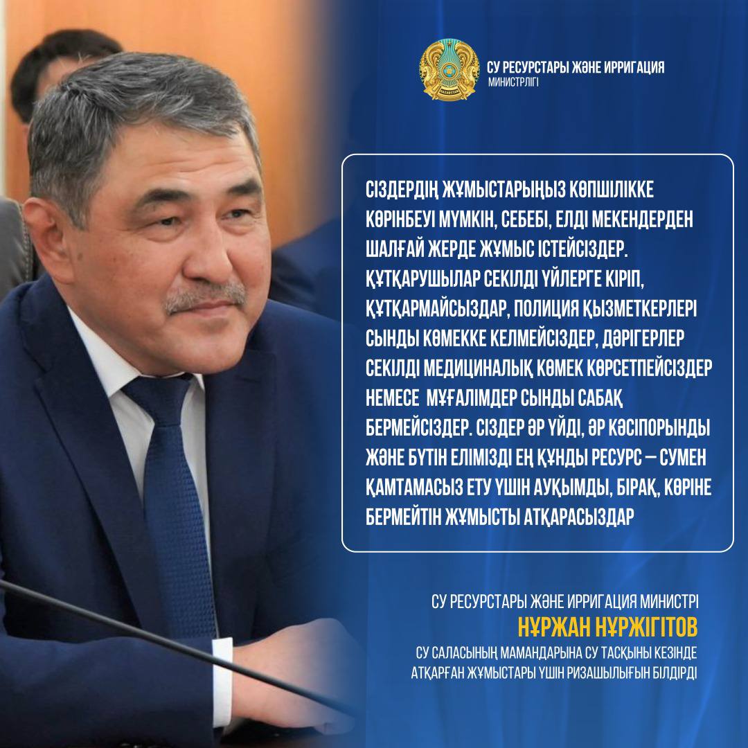 Онанист әйелдердің зәр шығарып жатқанын көріп отырып, тесіктен жұлып жатыр.