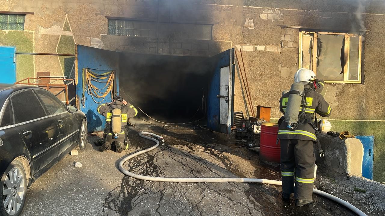 Огнеборцы ликвидировали пожар на СТО