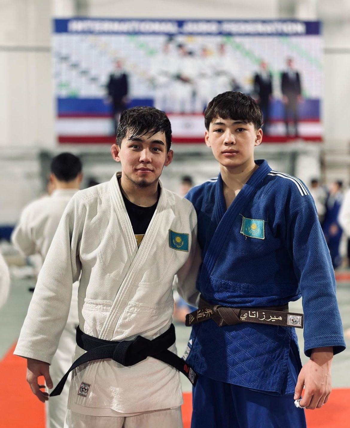 Колготкидегі әйелдер аяқтары ххх