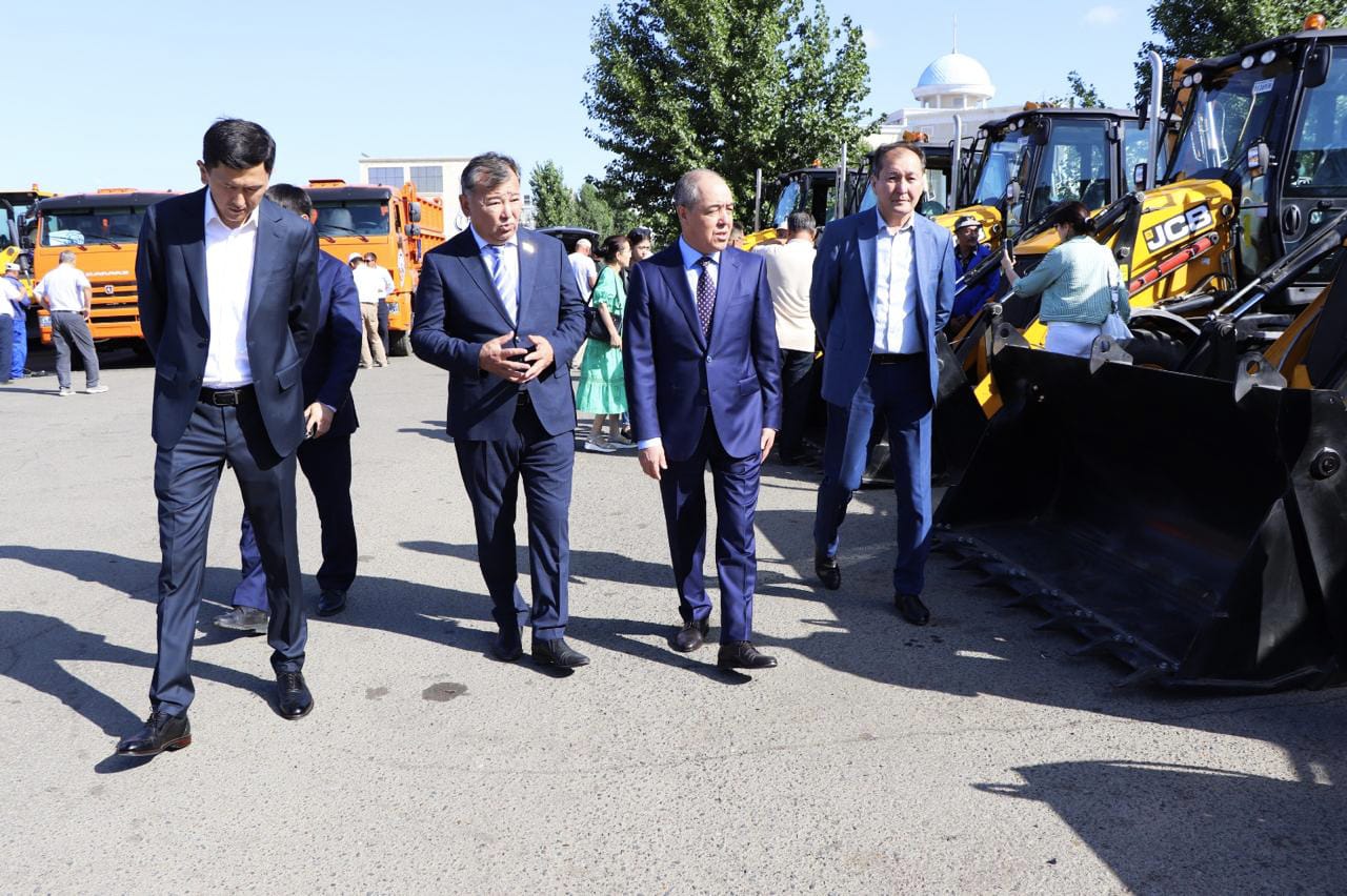 В ЗКО коммунальщикам вручили ключи от специальной техники