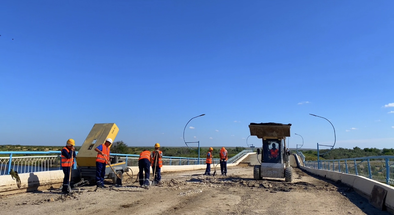 В Уилском районе реконструируют мост на въезде в село