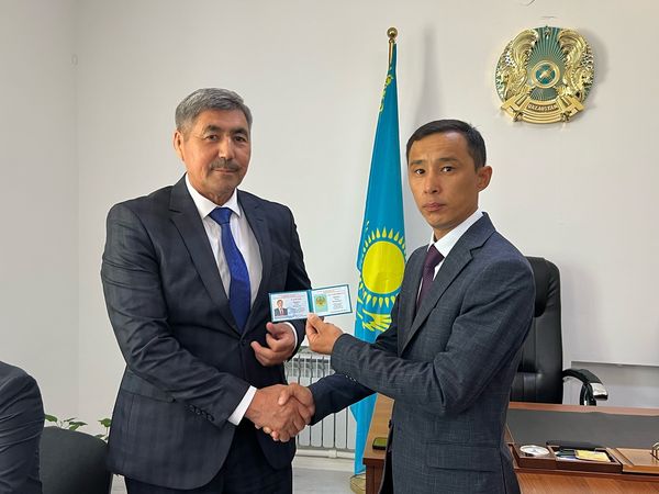 Сахна артындағы бейнеролик порно түсірілімде Әдемі секретаршамен секс (орыс порно онлайн)