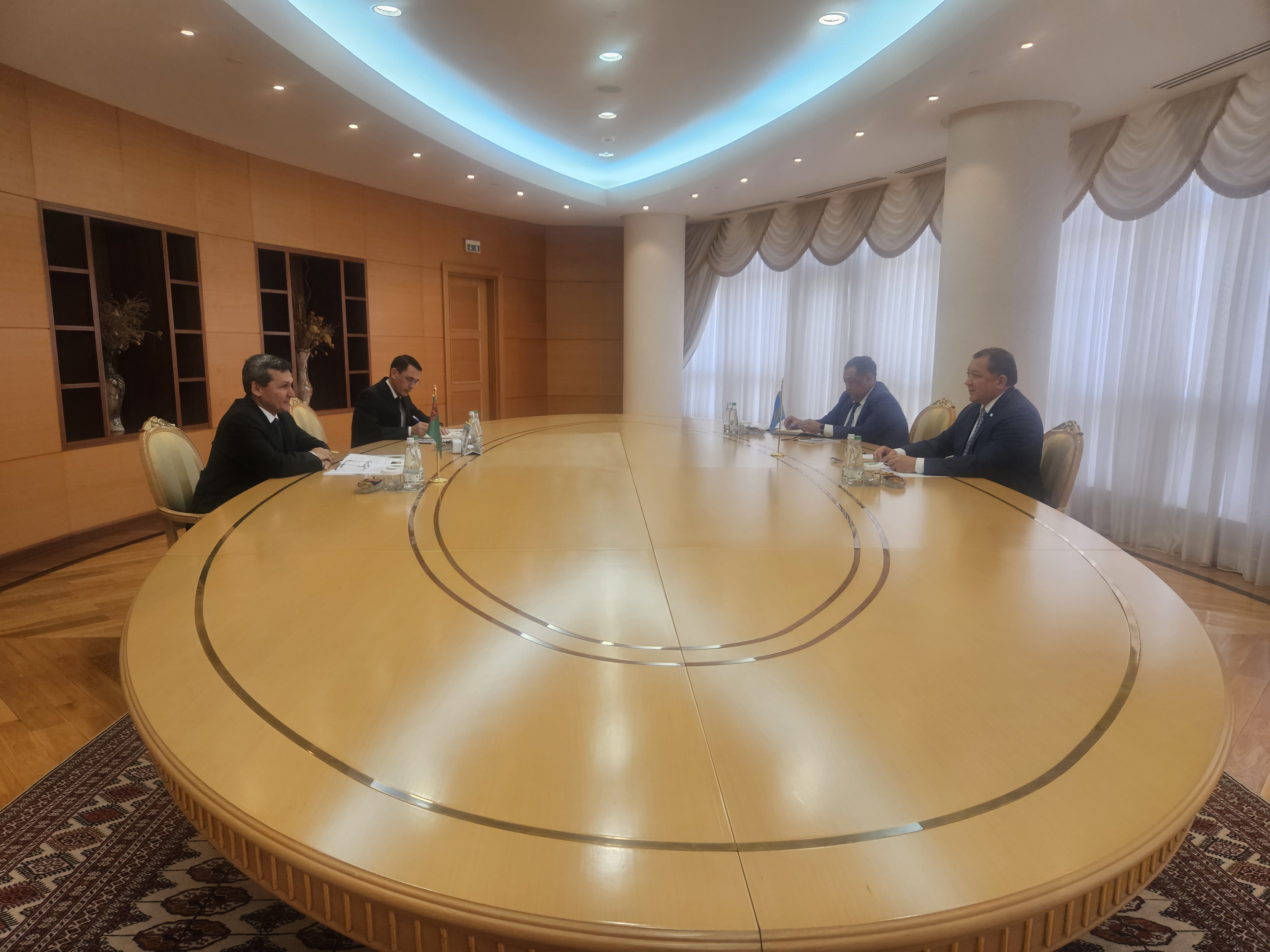 Gazagystanyň ilçisiniň Türkmenistanyň Daşary işler ministri bilen duşuşygy