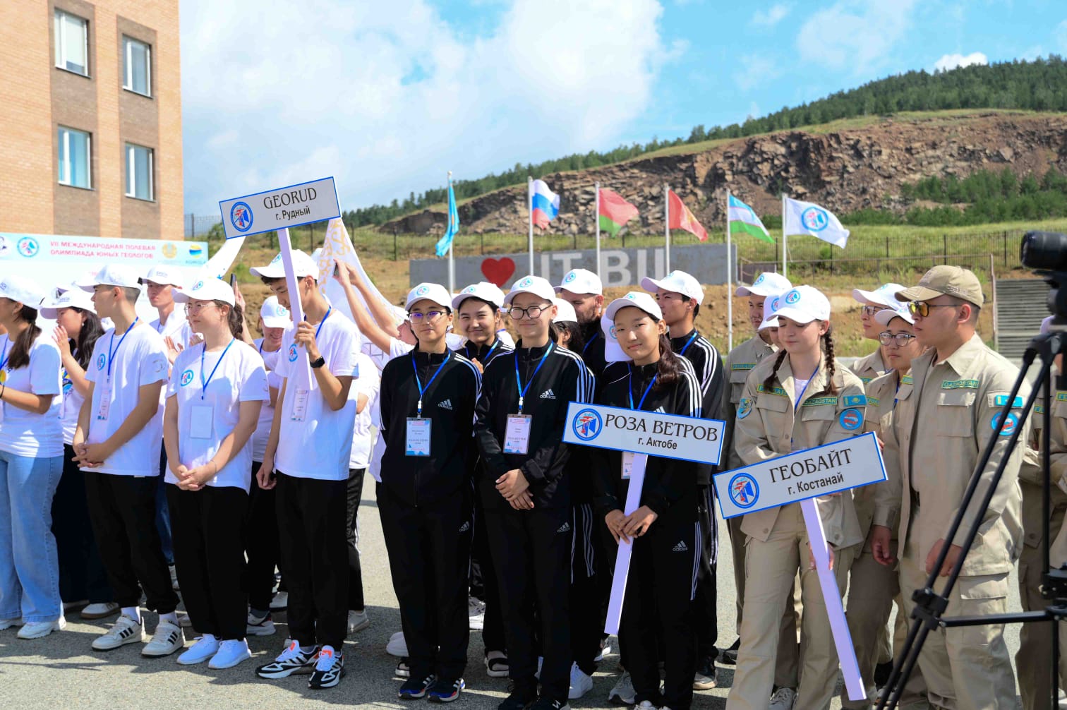 Смотреть әдемі аққұбалар ерлер тобырдың попки алуын онлайн Артынан есектің ішіне кірген