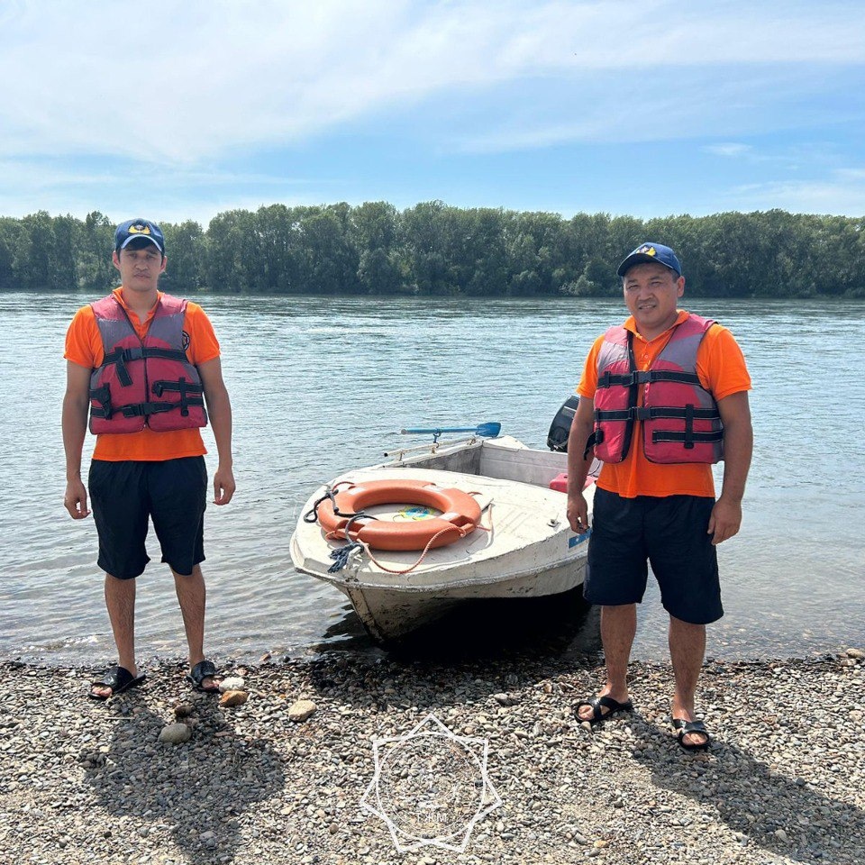 Сотрудники ДЧС ВКО спасли тонущую женщину