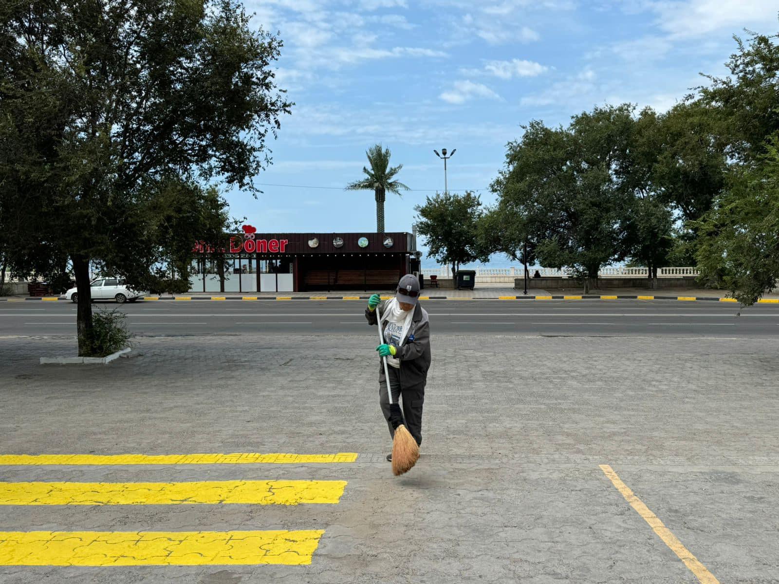 В Актау сотрудники торгового центра очистили территорию объекта предпринимательства