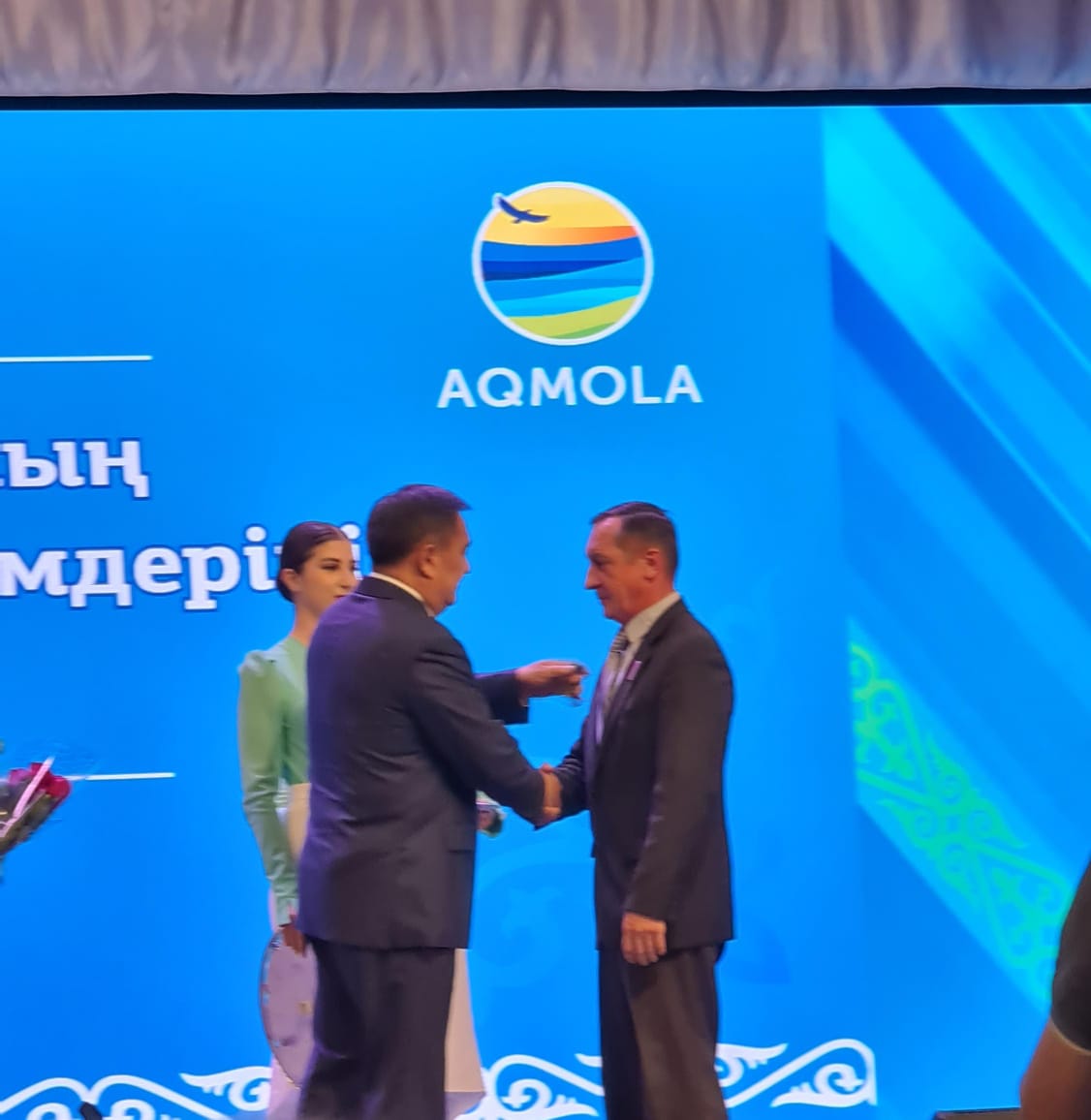 Ақмола облысының әкімі Марат Мұратұлы Ахметжанов Зеренді ауданы Айдабол ауылының әкімі Н.Н. Водовозовқа су тасқынына қарсы іс-шаралар өткізгені үшін армия генералы С.Нұрмағанбетовтың жүз жылдығына арналған медалін табыс етті.