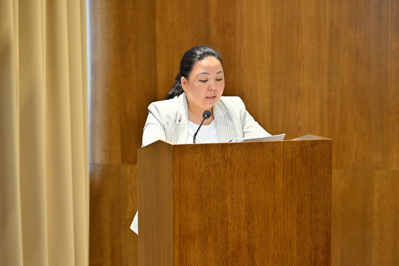 Үлкен жалаңаш әйелдер кеуделері Қыздық перденің жарылуы туралы бейне