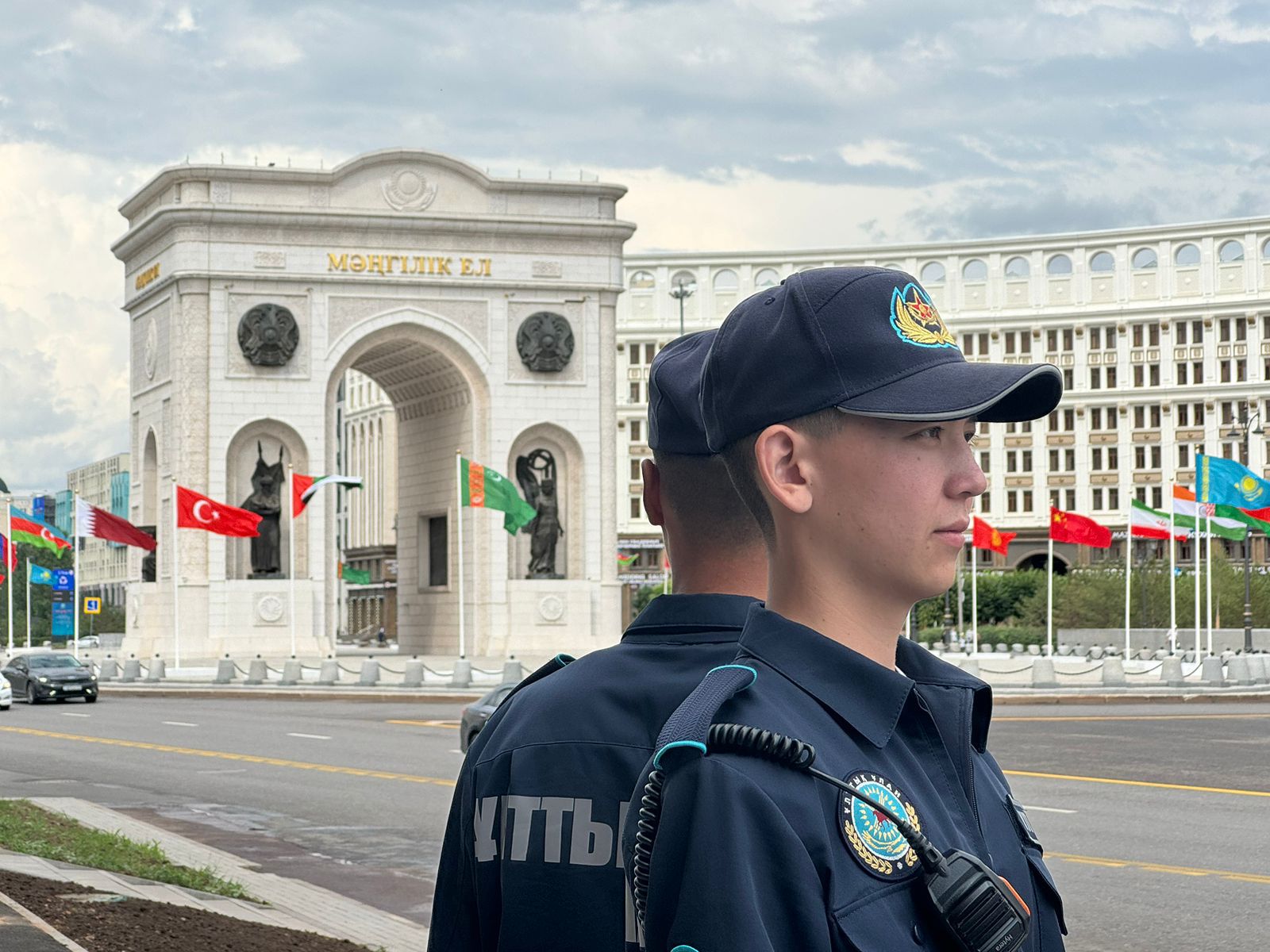 Гвардейцы несут службу в усиленном режиме