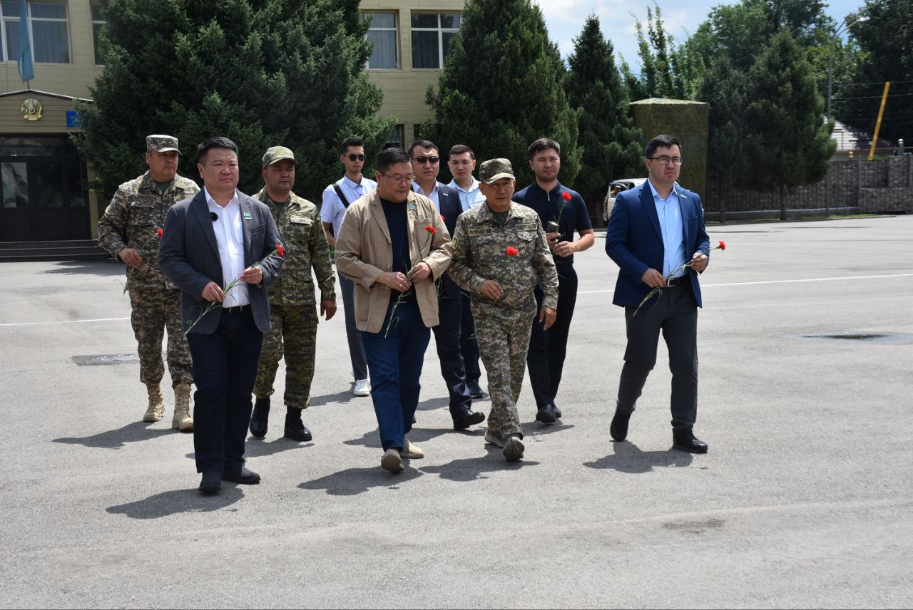 Военный институт в Алматы посетил депутат Парламента  Айдос Сарым